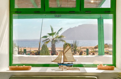 Teguise House | Wonderful Holiday Home “Villa Flores” Directly on the Beach with Sea View