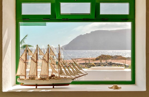 Teguise House | Wonderful Holiday Home “Villa Flores” Directly on the Beach with Sea View