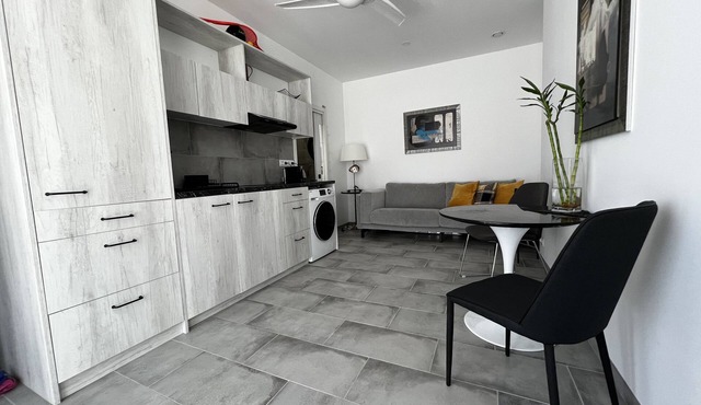 10min to the beach and 10min to the city centre good for work.