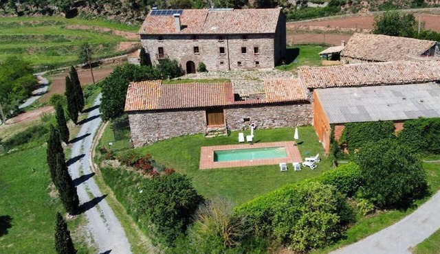 16th-century Catalan farmhouse: a rural getaway in an idyllic setting.
