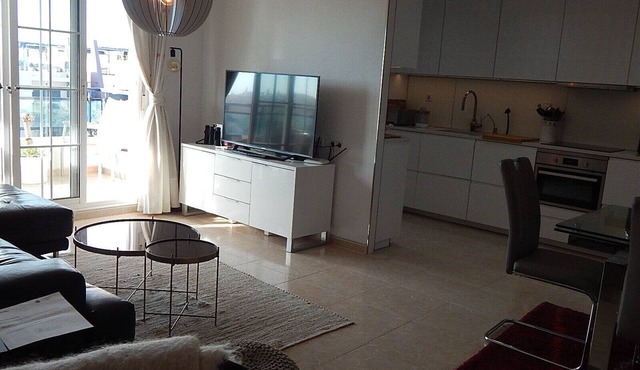 6 min walk to Mil Palmeras seafront, restaurants and bars, great for Padel
