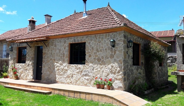 A FULL-SIZED house with a fenced-in property, a garden, and a barbecue. OCTOBER 85€/noche in Pontecaldelas