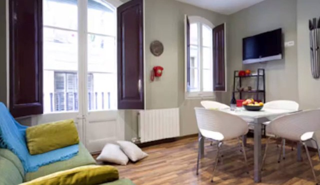 Acomodis great location right in El Born old town 4 air conditioners 6 ppl max.!