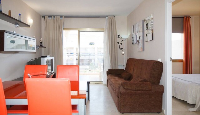 AirCon Apartment · Beach 100m · Pool · Wifi · UHC MICHELANGELO