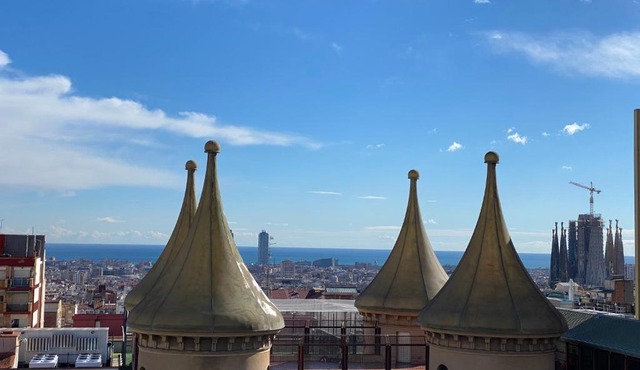 Amazing sea and Sagrada Familia views homey apartment