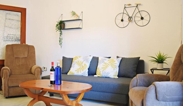 Amplio y luminoso apartamento cerca del centro y la playa con piscina y parking privado