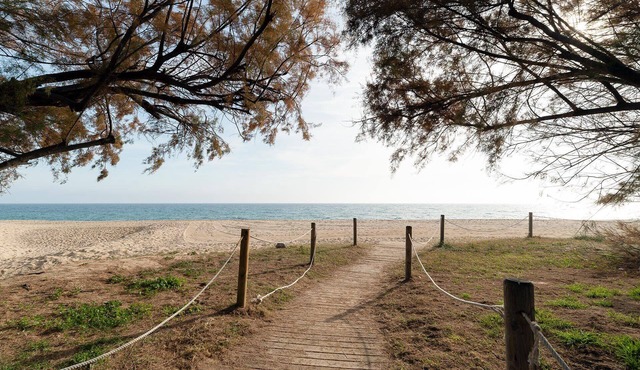Apartamento Sant Mateu 25km BCN with Balcony, A/C & Wi-Fi