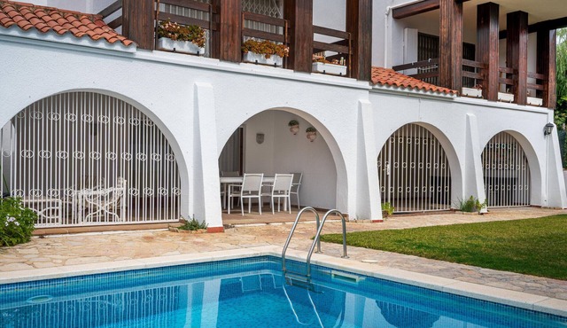 Apartment 6 people, pool access, private parking, near beach