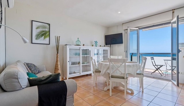 Apartment with terrace and frontal sea views