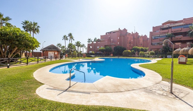 Apartmento en Torrox Costa with Mountain View, Sea View, Pool, Jacuzzi, Wi-Fi, A/C, Terrace & Garden