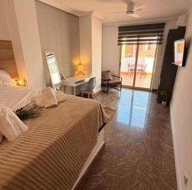 Balcony room with AC near Alicante center