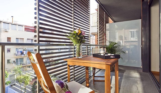 Barcelona's Center Business Apartment with Balcony