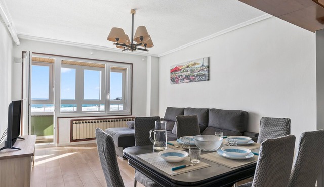 'Beachfront Views' Apartment with Private Terrace and Wi-Fi