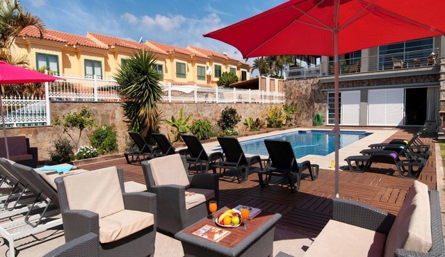 Beautiful apartment in villa for 10 guests with private pool, WIFI, TV and patio