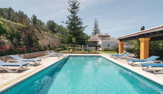 Beautiful Estate with Mountain View, Pool, Wi-Fi and Air Conditioning