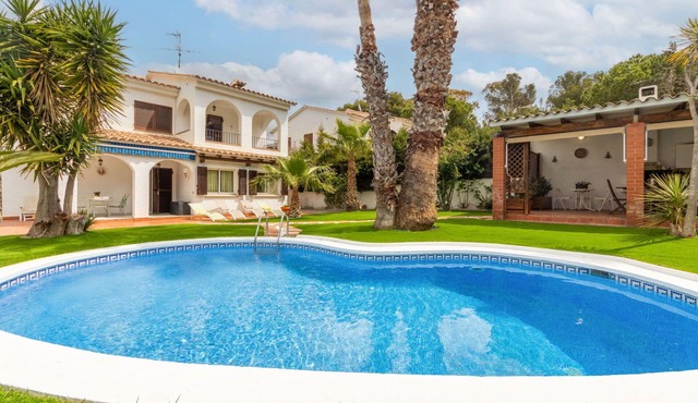 Beautiful private villa for 6 people with WIFI, private pool, TV and terrace
