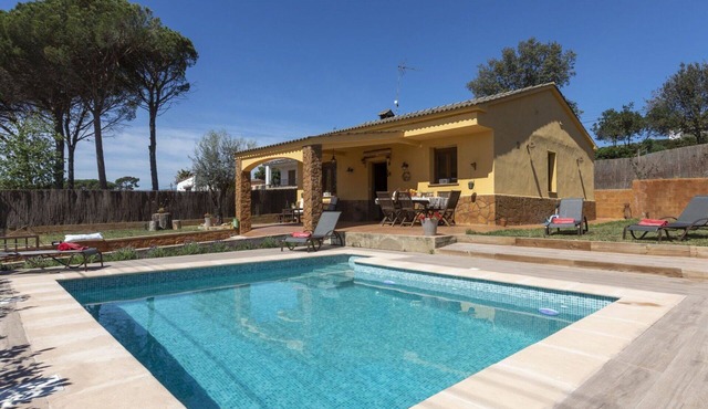 Beautiful private villa for 6 people with private pool, WIFI, TV, balcony and pets allowed