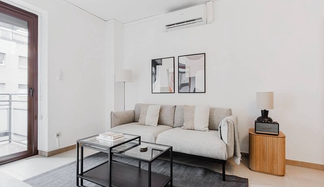 Blueground | Sagrada Familia 3bd apartment