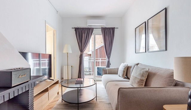 Blueground | Sant Gervasi, AC, balcony, nr market