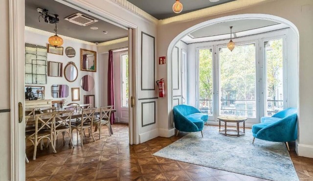 Boutique comfort with a touch of modernist glamour - perfect for large groups!