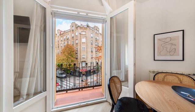 Bright stylish 1BD apt with 3 balconies-Chamberí