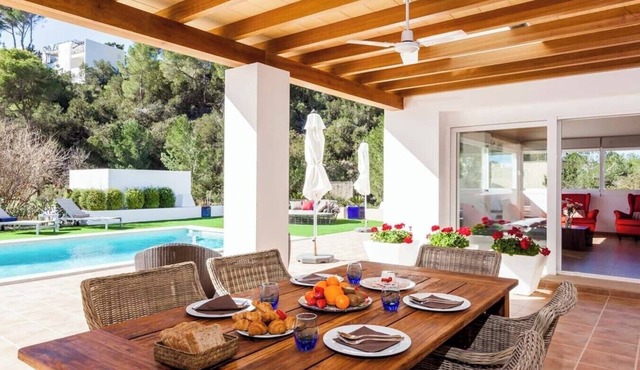 CAN PARRAS: Family home with a pool and barbecue, 3-minute walk from the beach