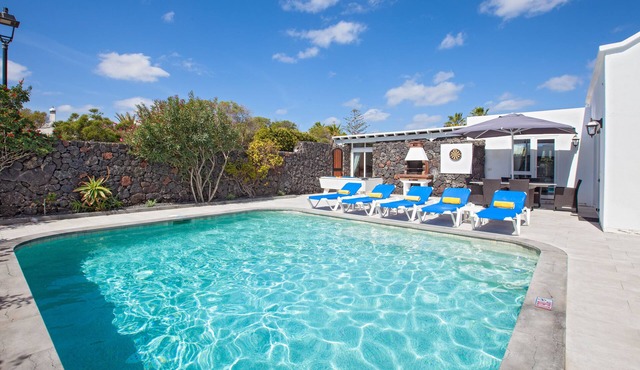 Casa Cristal 4 bedrooms 3 bath sleeps 8 people Free A/C,Heated Pool, Pool Table.