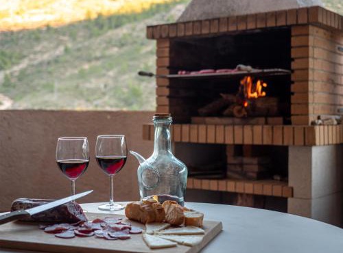 Casa de montaña en Casas Bajas con chimenea barbacoa y vistas al valle