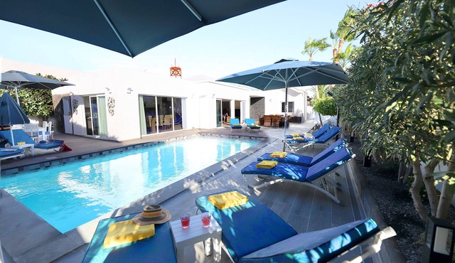 Casa Juliet,5 Bedrooms 4 Bathrooms. sleeps 12 persons.heated pool.free air con.