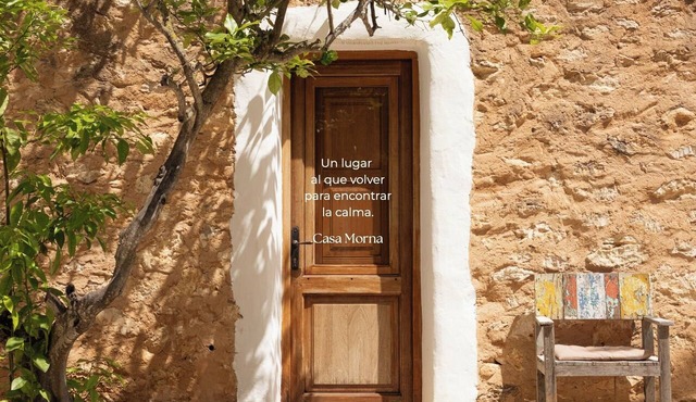 Casa Morna, cozy. A calm, natural rhythm amid gardens, a pool, and sunshine.