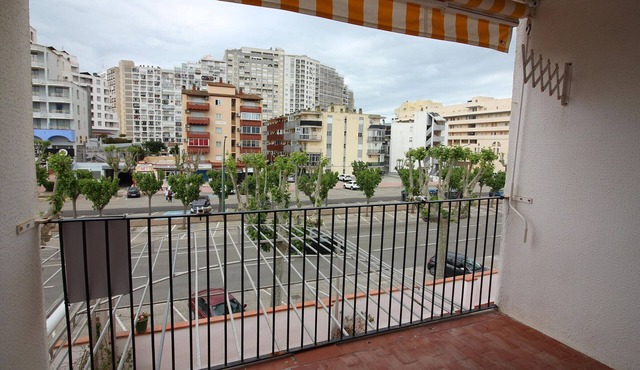 Central Apartment in Empuriabrava - 600m from the Beach, A/C, Balcony, Family-Friendly