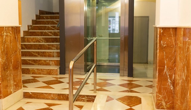 Central floor of 123 m. with parking, air-conditioned, wifi, next to the town hall.
