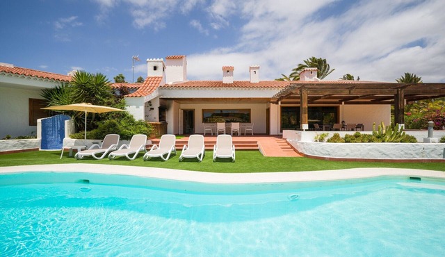 Chalet in Maspalomas with Heated Pool