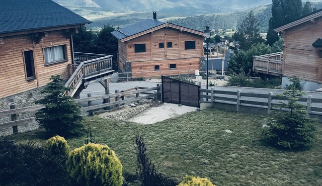 Chalet Avec Jardin, a 50 Mètres du bus des Pistes in Font-Romeu-Odeillo-Via