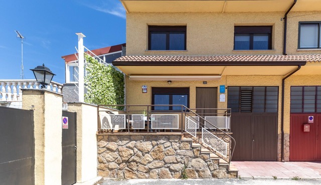 Chalet Pinara with Fireplace and Mountain Views in the Sierra de Gredos