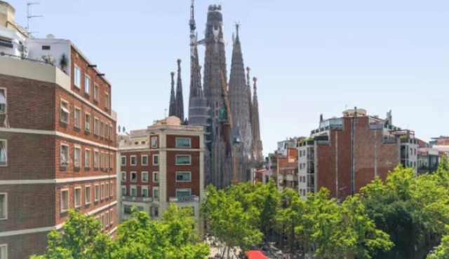 Contemporary Barcelona Apartment with Iconic Sagrada Família Vista