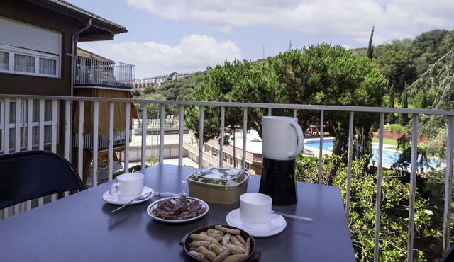 Cosy apartment for 5 people with pool, WIFI, TV and balcony