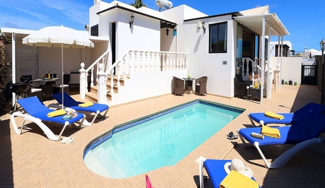 Cosy Lanzarote Villa | 3 Bedrooms | Heated Pool | Villa Honey