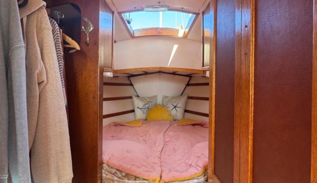 Cozy Oasis near Barcelona & Fresh Sea Breeze Boat Stay