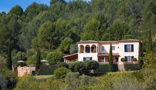 Deluxe Alaro - Four Bedroom Villa, Sleeps 8 in Alaró