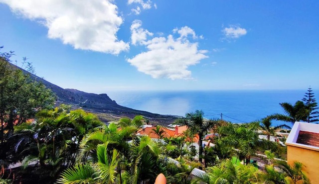 Deluxe suite with direct view of the Atlantic Ocean, pool