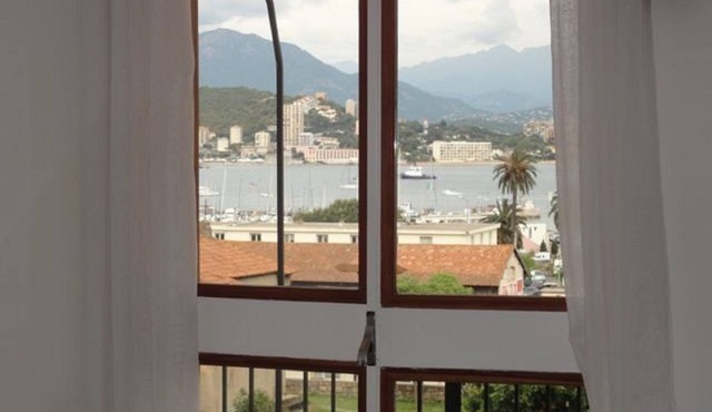 Downtown, Air-conditioned and Coquet-15 mn walk from the beaches in Ajaccio