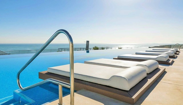 Amazing Beachfront 2 Bedroom Luxury Apartment
