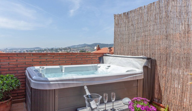 Family Duplex Beach Masnou Apartment with Jacuzzi, Private Terrace, and Wi-Fi