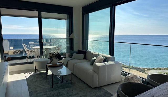 Fantastic apartment right on the beach in Barcelona, with balcony and pool!