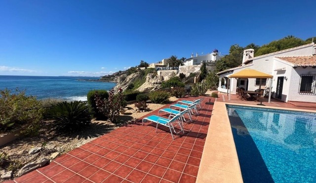 First Line Villa Seafront With Private Pool and Direct Access to the Sea!