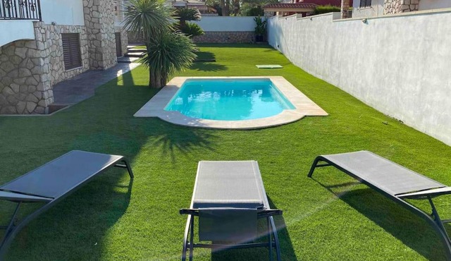 Great apartment in a villa with swimming pool