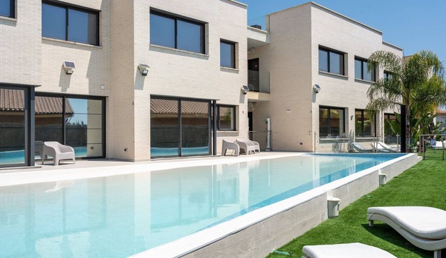 GuestReady - April Rose Pool Apartments 2.8