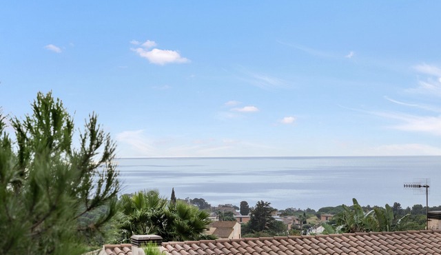 Holiday Home 'Lovely Little House with Garden' with Private Pool, Wi-Fi and Air Conditioning