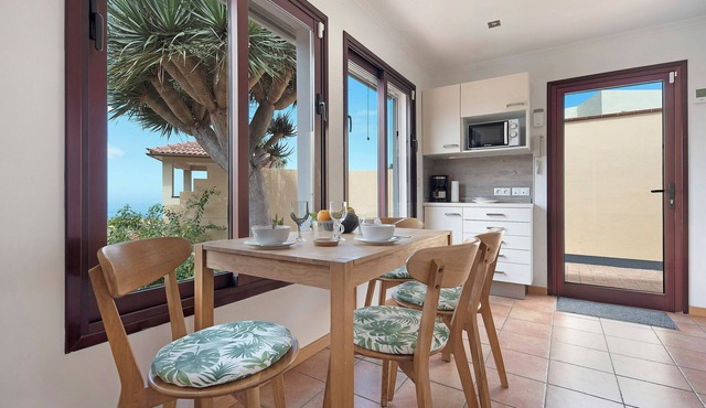 Holiday Home Casa Luz de Luna with Sea View, Terrace & Wi-Fi